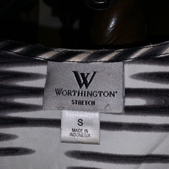 Like New Women’s Shirt Sleeve Satiny Blouse, Sz Small - Picture 4 of 5